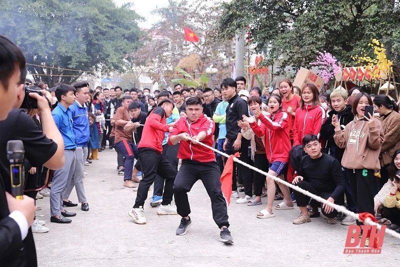 Sôi nổi “Ngày hội dân gian” tại Trường Đại học Hồng Đức