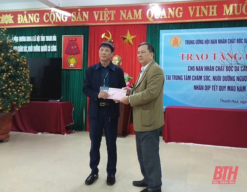 Thăm, tặng quà tết cho nạn nhân chất độc da cam/dioxin