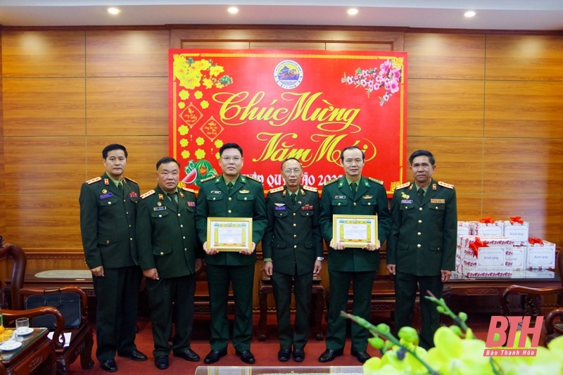 Đoàn cán bộ Bộ CHQS tỉnh Hủa Phăn (Lào) thăm, chúc tết Bộ Chỉ huy BĐBP tỉnh Thanh Hóa