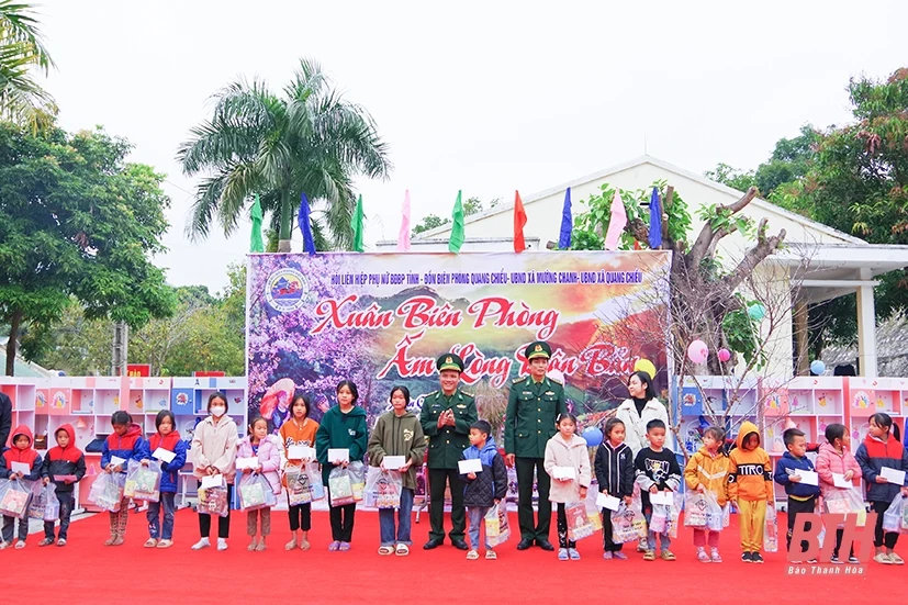 Mang Tết ấm cho người nghèo vùng biên Mường Lát 