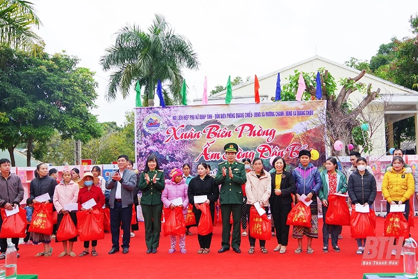 Mang Tết ấm cho người nghèo vùng biên Mường Lát 