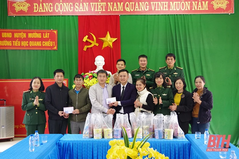 Mang Tết ấm cho người nghèo vùng biên Mường Lát 