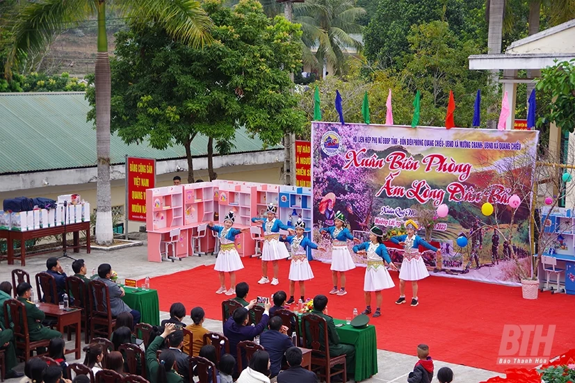 Mang Tết ấm cho người nghèo vùng biên Mường Lát 