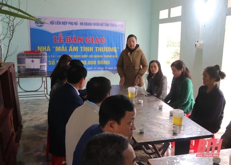Bàn giao kinh phí xây mái ấm tình thương và tặng quà phụ nữ nghèo