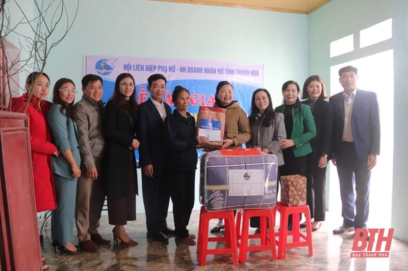 Bàn giao kinh phí xây mái ấm tình thương và tặng quà phụ nữ nghèo
