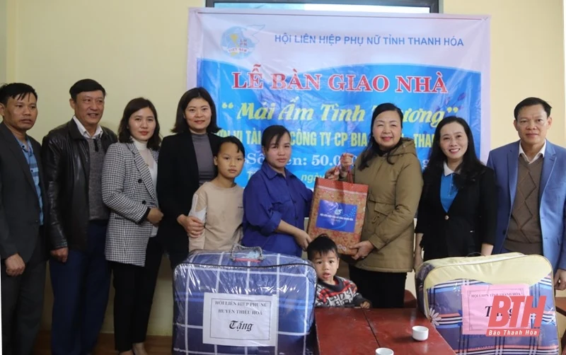 Bàn giao kinh phí xây mái ấm tình thương và tặng quà phụ nữ nghèo