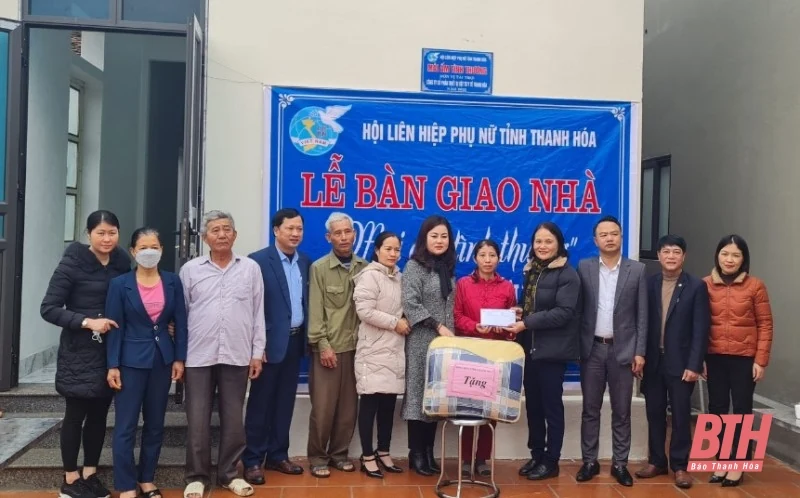 Bàn giao kinh phí xây mái ấm tình thương và tặng quà phụ nữ nghèo