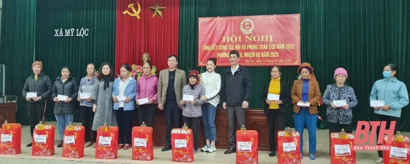 Bàn giao kinh phí xây mái ấm tình thương và tặng quà phụ nữ nghèo