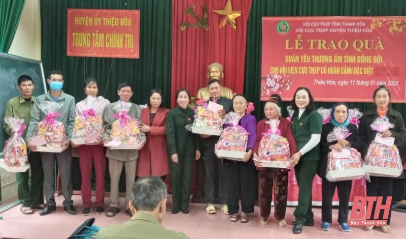 Hội Cựu Thanh niên xung phong huyện Thiệu Hóa trao 110 suất quà cho hội viên khó khăn dịp Tết 