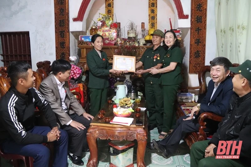Hội Cựu Thanh niên xung phong huyện Thiệu Hóa trao 110 suất quà cho hội viên khó khăn dịp Tết 