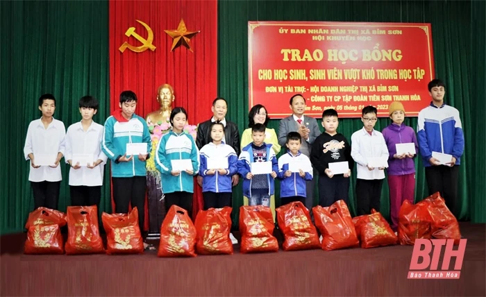 Chung tay mang tết đến với học sinh nghèo
