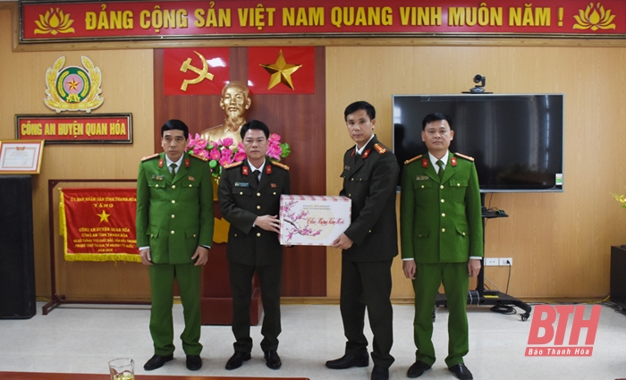 Trao đồ dùng thiết yếu hỗ trợ công an các xã biên giới Mường Lát
