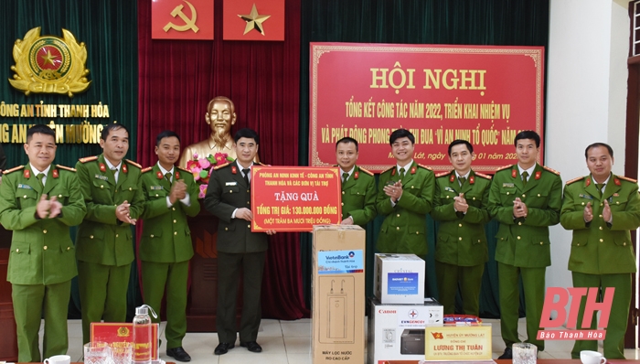 Trao đồ dùng thiết yếu hỗ trợ công an các xã biên giới Mường Lát