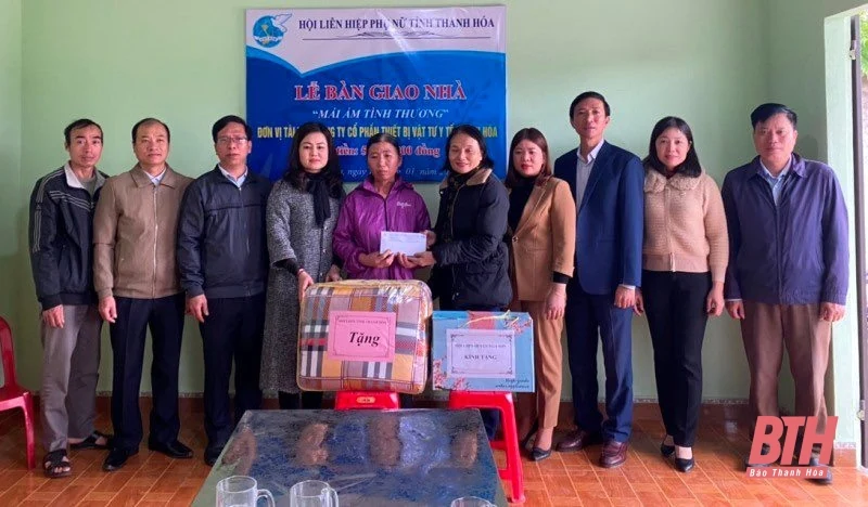 Bàn giao kinh phí xây mái ấm tình thương và tặng quà phụ nữ nghèo