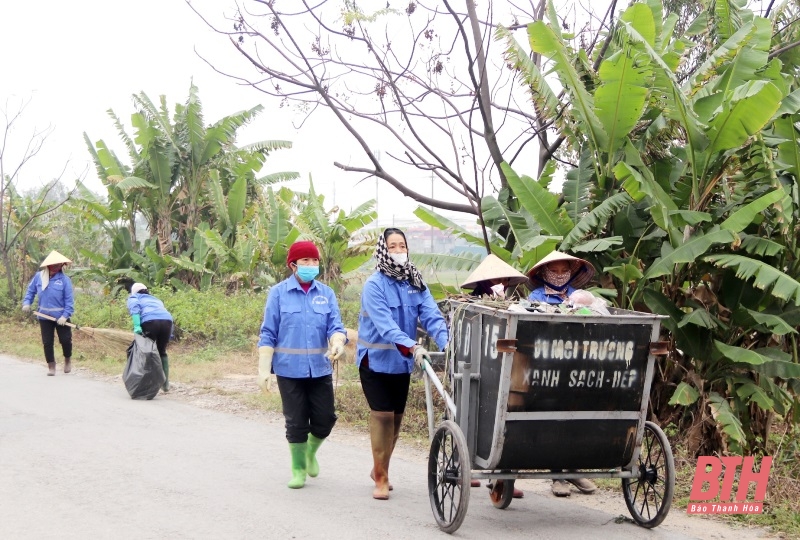 Tặng quà Tết nữ công nhân vệ sinh môi trường