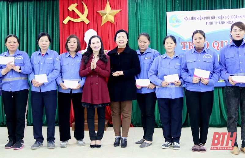 Tặng quà Tết nữ công nhân vệ sinh môi trường