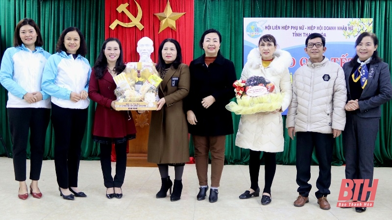 Tặng quà Tết nữ công nhân vệ sinh môi trường