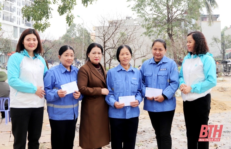 Tặng quà Tết nữ công nhân vệ sinh môi trường