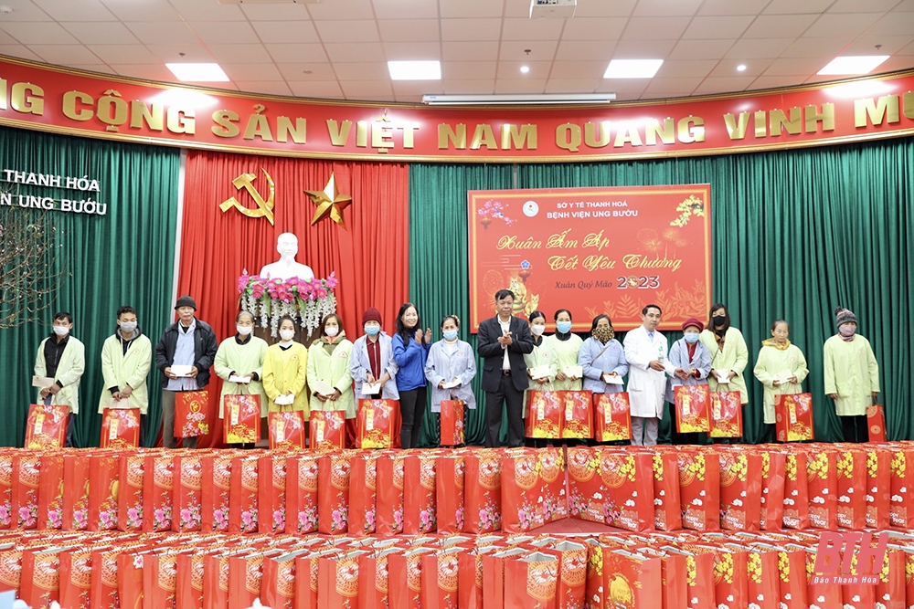 Xuân ấm áp – Tết yêu thương cho bệnh nhân ung thư tại Bệnh viện Ung bướu Thanh Hóa