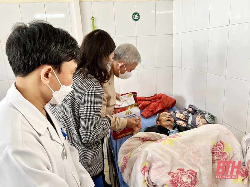Chương trình “Bữa cơm không đồng và trao quà tình nghĩa” tại Bệnh viện Đa khoa tỉnh Thanh Hoá
