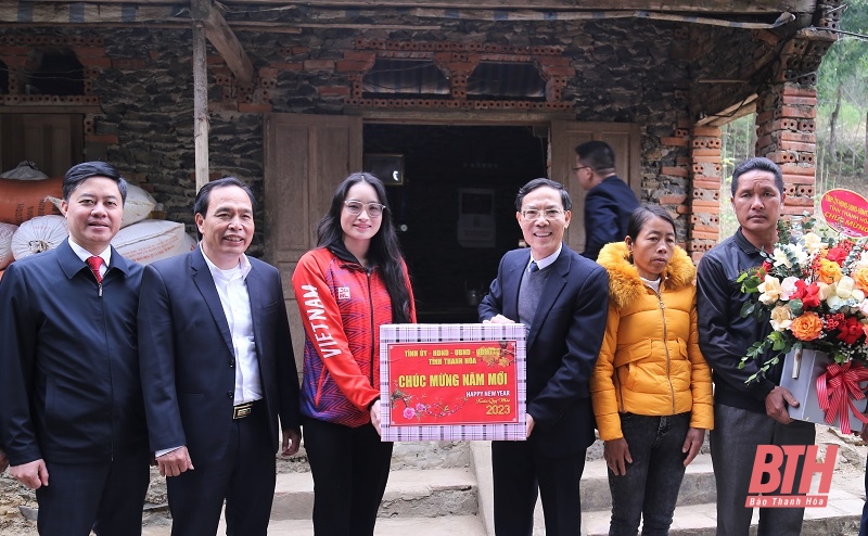 Phó Chủ tịch UBND tỉnh Đầu Thanh Tùng thăm, chúc tết gia đình VĐV Cao Thị Duyên