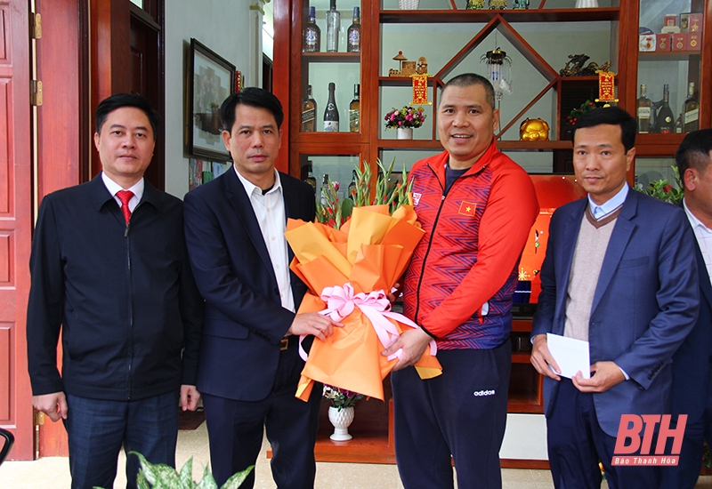 Trưởng ban Tuyên giáo Tỉnh ủy Đào Xuân Yên thăm và chúc tết gia đình bác sỹ, huấn luyện viên tiêu biểu