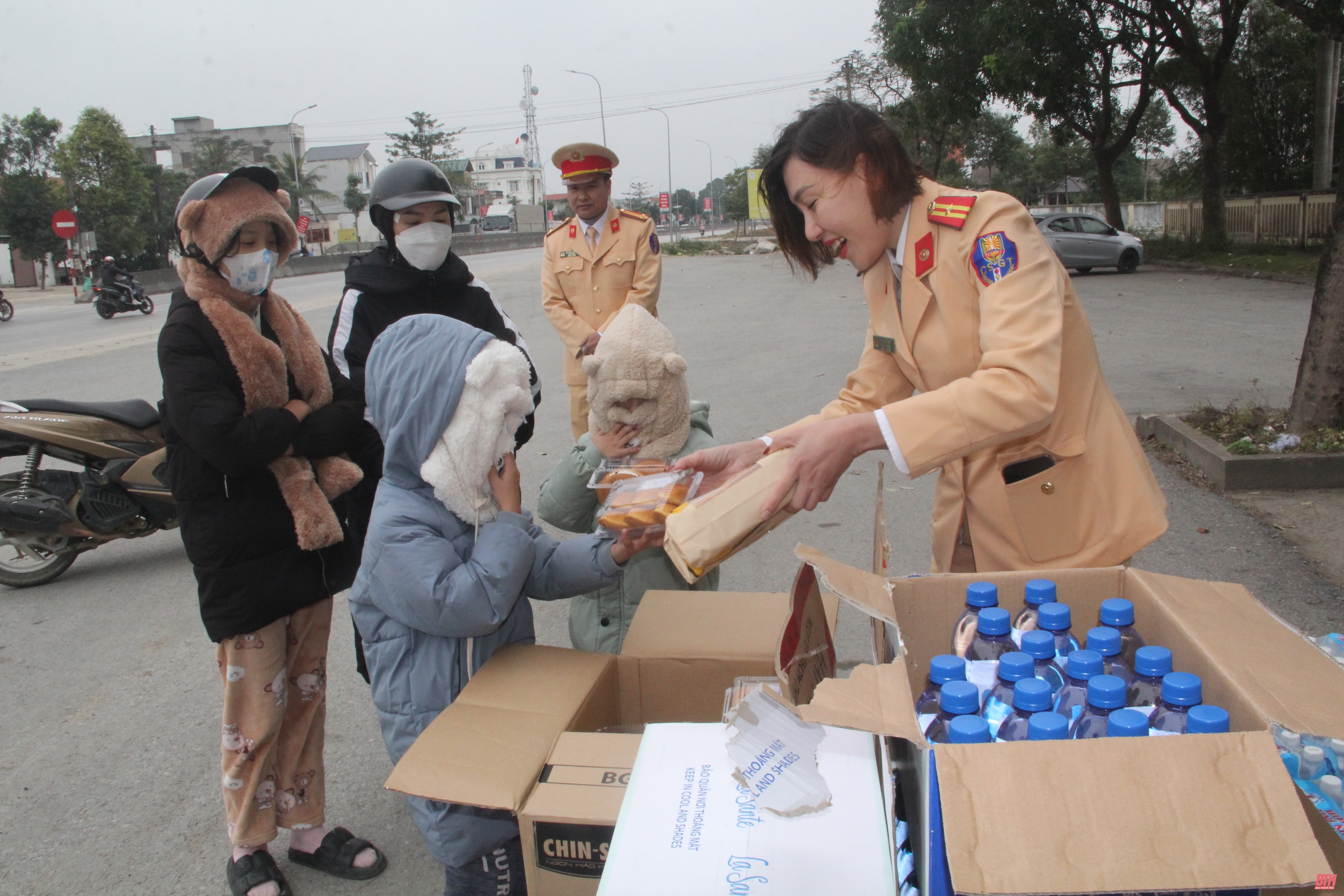 CSGT Công an Thanh Hoá lập điểm chốt hỗ trợ dẫn người dân về quê ăn tết