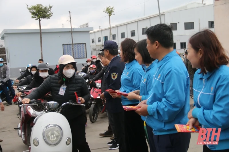 Liên đoàn Lao động tỉnh Thanh Hoá đón, thăm hỏi và lì xì cho công nhân, lao động trong ngày làm việc đầu tiên của năm Quý Mão 2023
