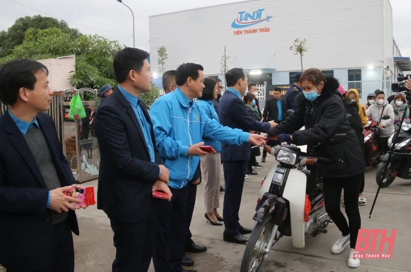 Liên đoàn Lao động tỉnh Thanh Hoá đón, thăm hỏi và lì xì cho công nhân, lao động trong ngày làm việc đầu tiên của năm Quý Mão 2023