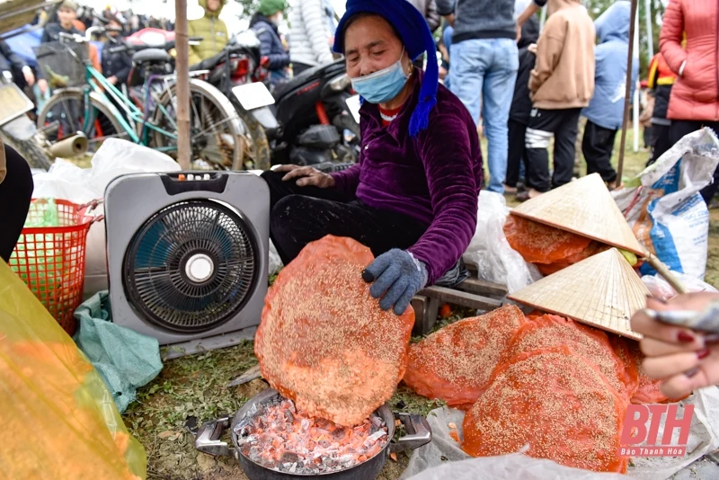 Hàng nghìn người đến phiên chợ ném cà chua cầu may đầu Xuân