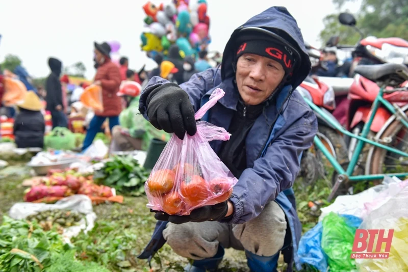 Hàng nghìn người đến phiên chợ ném cà chua cầu may đầu Xuân