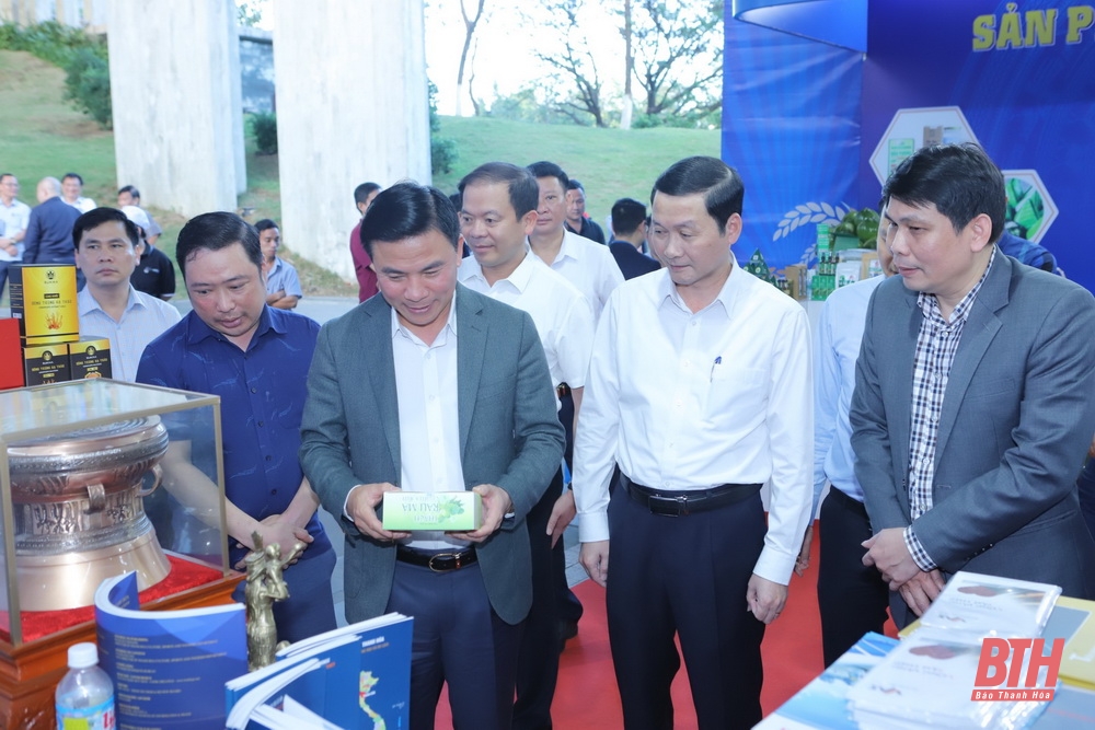 Các đồng chí lãnh đạo tỉnh thăm, kiểm tra gian hàng trưng bày các sản phẩm tiêu biểu Thanh Hóa tại tỉnh Bình Định