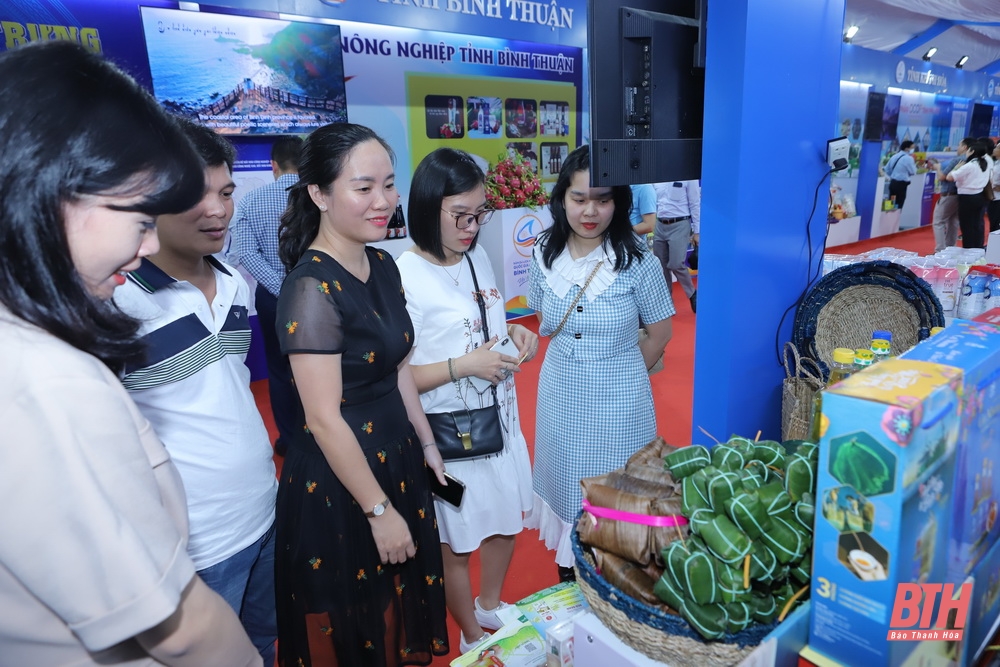 Các đồng chí lãnh đạo tỉnh thăm, kiểm tra gian hàng trưng bày các sản phẩm tiêu biểu Thanh Hóa tại tỉnh Bình Định