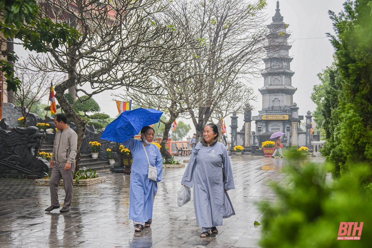 Người dân xứ Thanh “đội mưa” đi chùa cầu an ngày Rằm Tháng Giêng