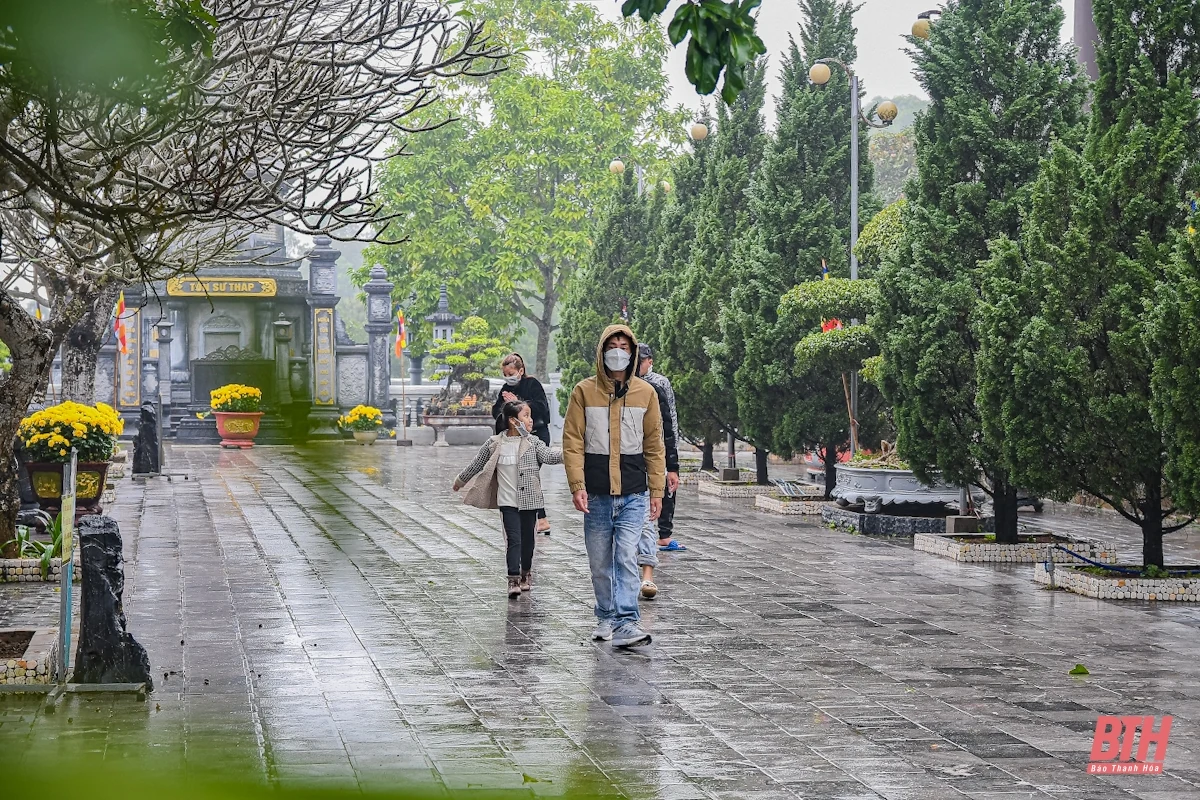 Người dân xứ Thanh “đội mưa” đi chùa cầu an ngày Rằm Tháng Giêng