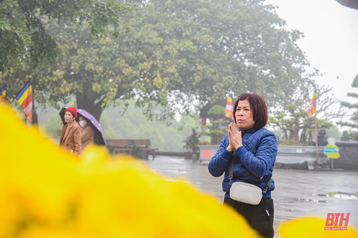 Người dân xứ Thanh “đội mưa” đi chùa cầu an ngày Rằm Tháng Giêng