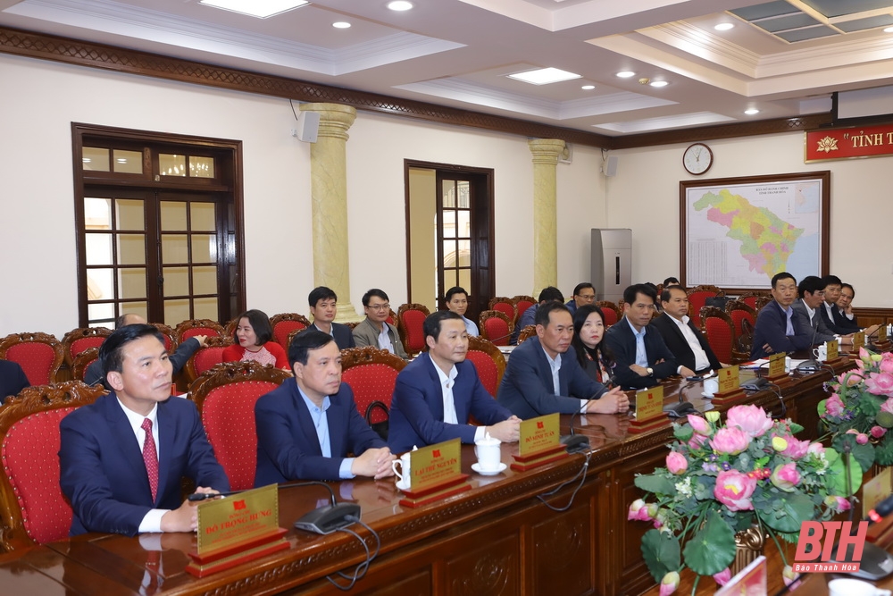 Ban Thường vụ Tỉnh ủy trao Huy hiệu 30 năm tuổi Đảng cho đồng chí Trịnh Văn Chiến