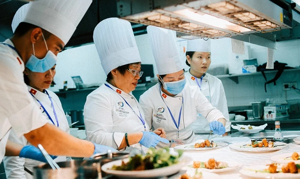 Nghệ nhân ẩm thực Ánh Tuyết: “Không phải cứ ngồi vào bàn ghế mạ vàng là có sao Michelin”