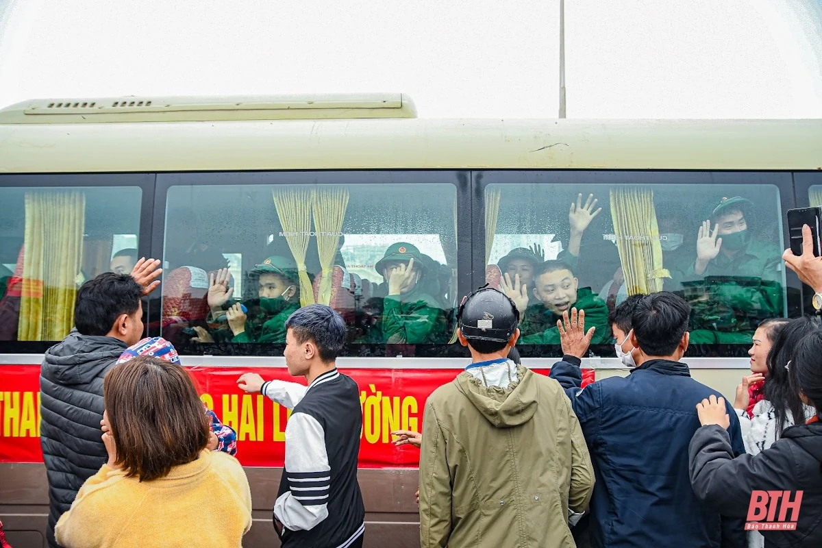 Hình ảnh xúc động trong ngày giao nhận quân tại TP Thanh Hóa