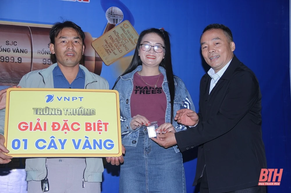 VNPT Thanh Hóa trao giải cho 3 khách hàng trúng giải đặc biệt chương trình khuyến mại “ Tết nhận Vàng cho năm mới Sang ”