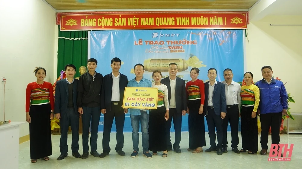 VNPT Thanh Hóa trao giải cho 3 khách hàng trúng giải đặc biệt chương trình khuyến mại “ Tết nhận Vàng cho năm mới Sang ”