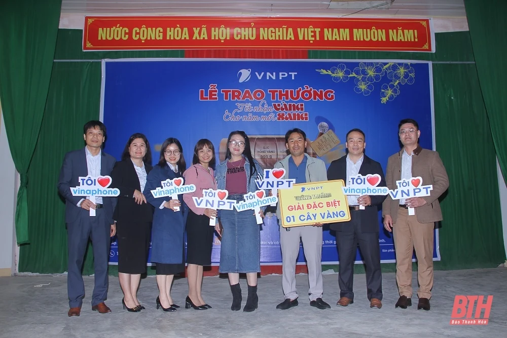 VNPT Thanh Hóa trao giải cho 3 khách hàng trúng giải đặc biệt chương trình khuyến mại “ Tết nhận Vàng cho năm mới Sang ”