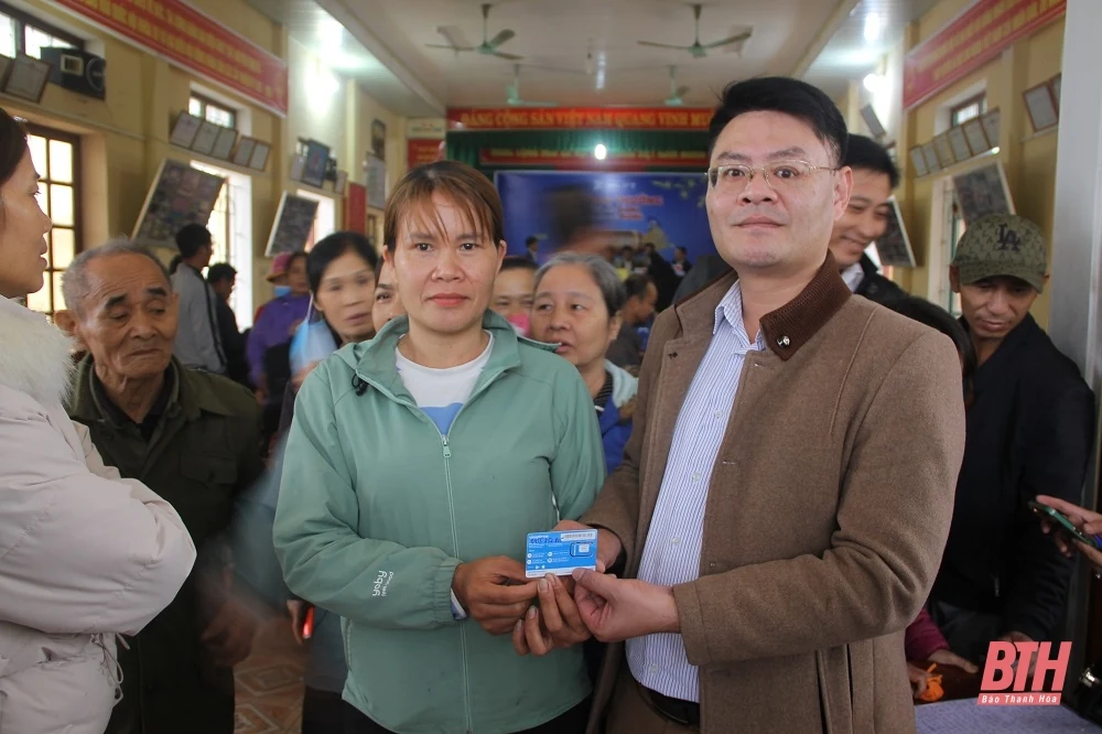 VNPT Thanh Hóa trao giải cho 3 khách hàng trúng giải đặc biệt chương trình khuyến mại “ Tết nhận Vàng cho năm mới Sang ”