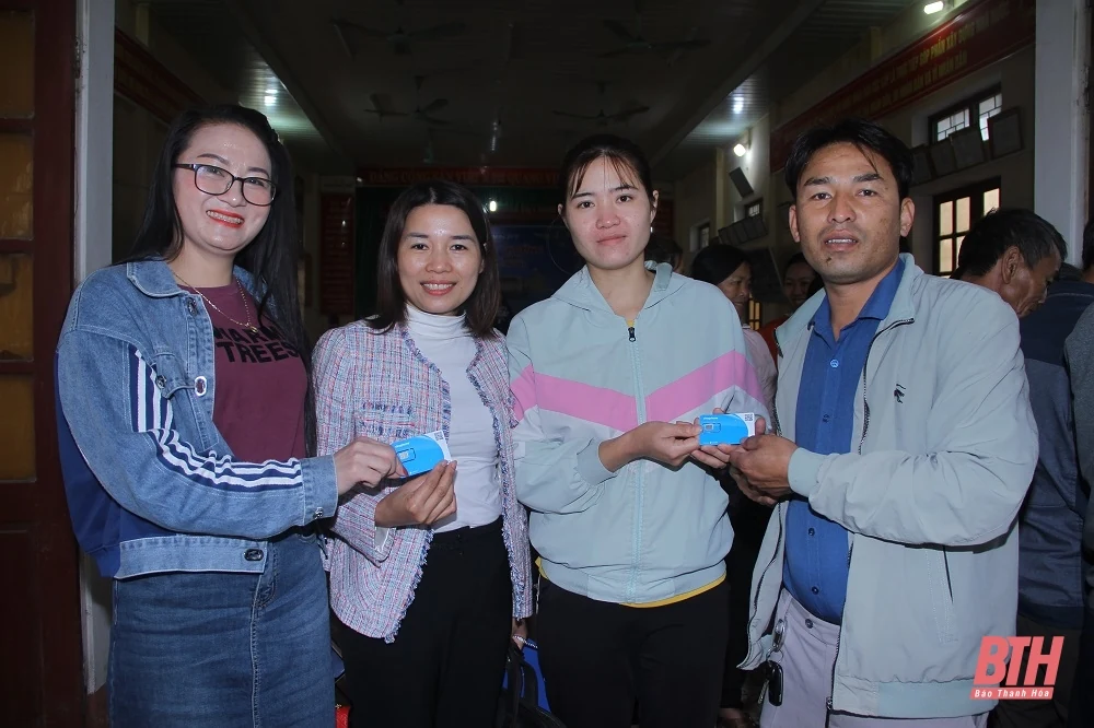 VNPT Thanh Hóa trao giải cho 3 khách hàng trúng giải đặc biệt chương trình khuyến mại “ Tết nhận Vàng cho năm mới Sang ”