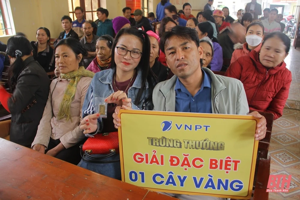 VNPT Thanh Hóa trao giải cho 3 khách hàng trúng giải đặc biệt chương trình khuyến mại “ Tết nhận Vàng cho năm mới Sang ”