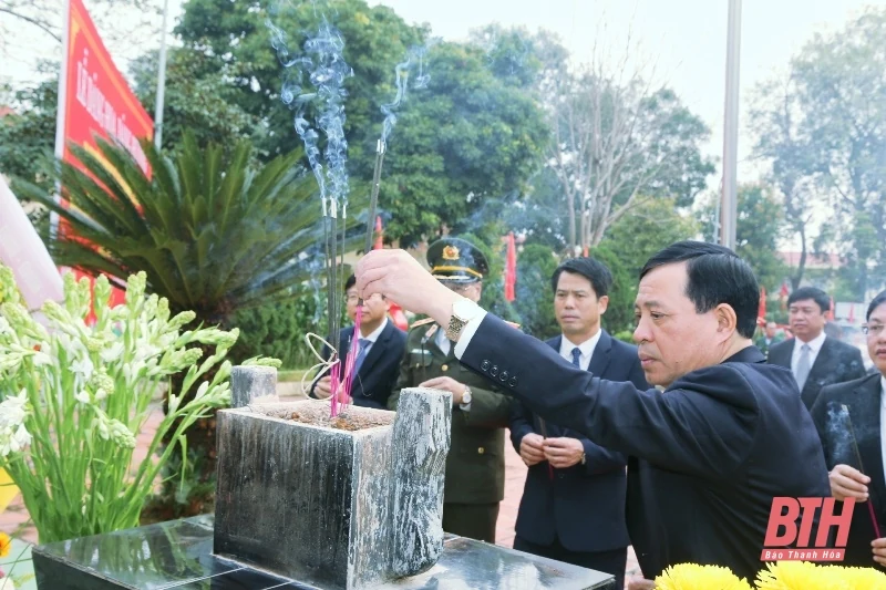 Đoàn đại biểu tỉnh Thanh Hóa dâng hương tại Khu tưởng niệm Bác Hồ, xã Yên Trường (Yên Định)