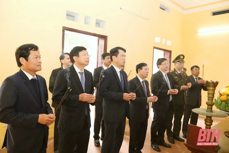 Đoàn đại biểu tỉnh Thanh Hóa dâng hương tại Khu tưởng niệm Bác Hồ, xã Yên Trường (Yên Định)