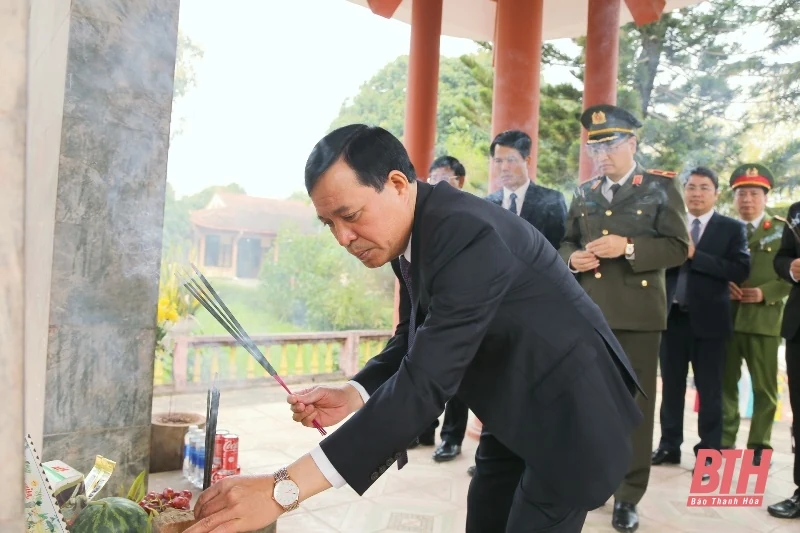 Đoàn đại biểu tỉnh Thanh Hóa dâng hương tại Khu tưởng niệm Bác Hồ, xã Yên Trường (Yên Định)