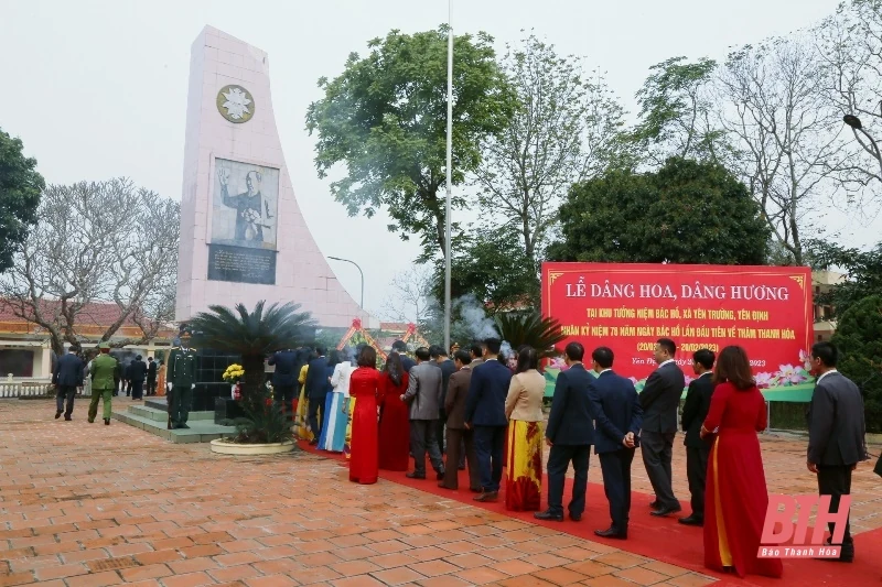 Đoàn đại biểu tỉnh Thanh Hóa dâng hương tại Khu tưởng niệm Bác Hồ, xã Yên Trường (Yên Định)