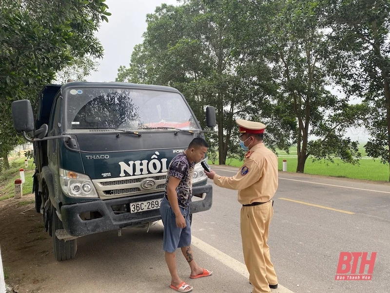 Kiểm tra, xử lý hơn 5.800 trường hợp vi phạm quy định an toàn giao thông đường bộ trong tháng 2-2023